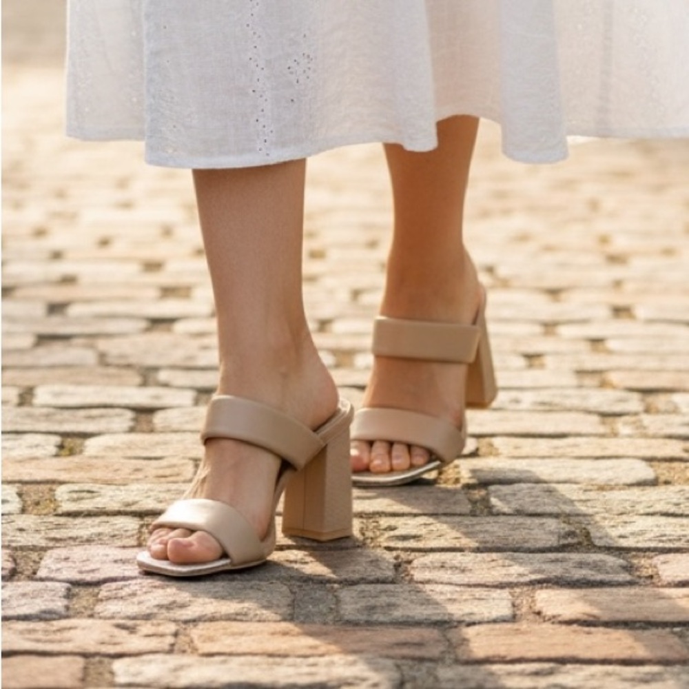 NEW W/Box - Super Cute Heels w/fun Accents